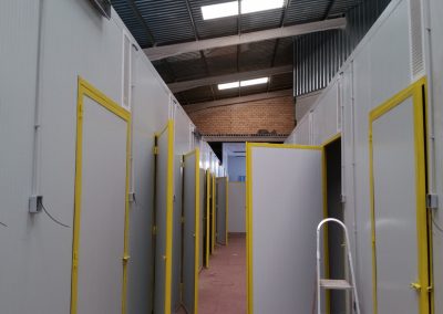 INSTALACIÓN ELÉCTRICA EN NAVE SITUADA EN EL POLÍGONO EL PILERO CARMONA CON TUBOS H Y PANTALLAS ESTANCAS